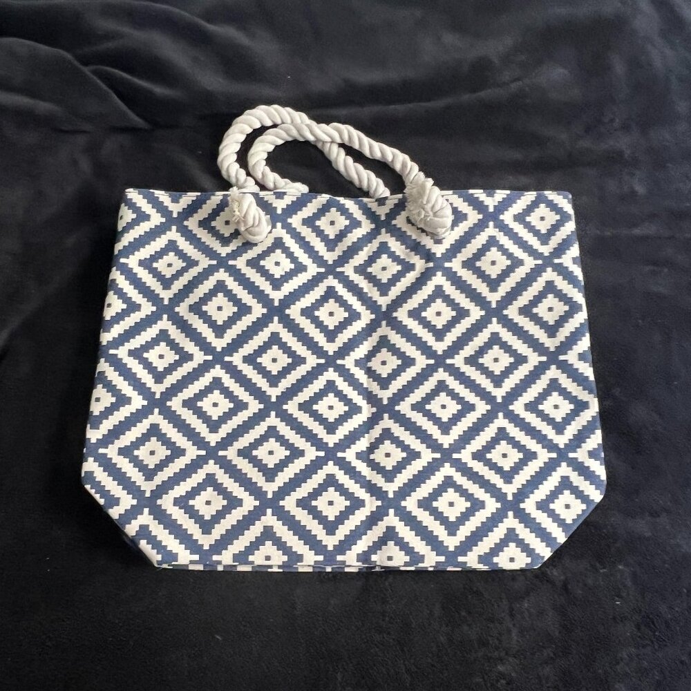 NWT Summer Rose Diamond tote/ perfect to carry your swim suit and towel